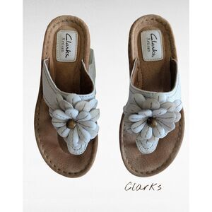 NWOT  Clarks Artisan leather beaded flower thong sandals  Sz 5.5M